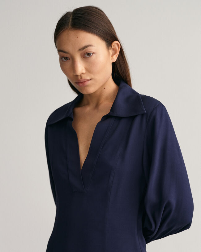 Slim fit ‑mitoitettu mekko, jossa pitkät rannekkeet