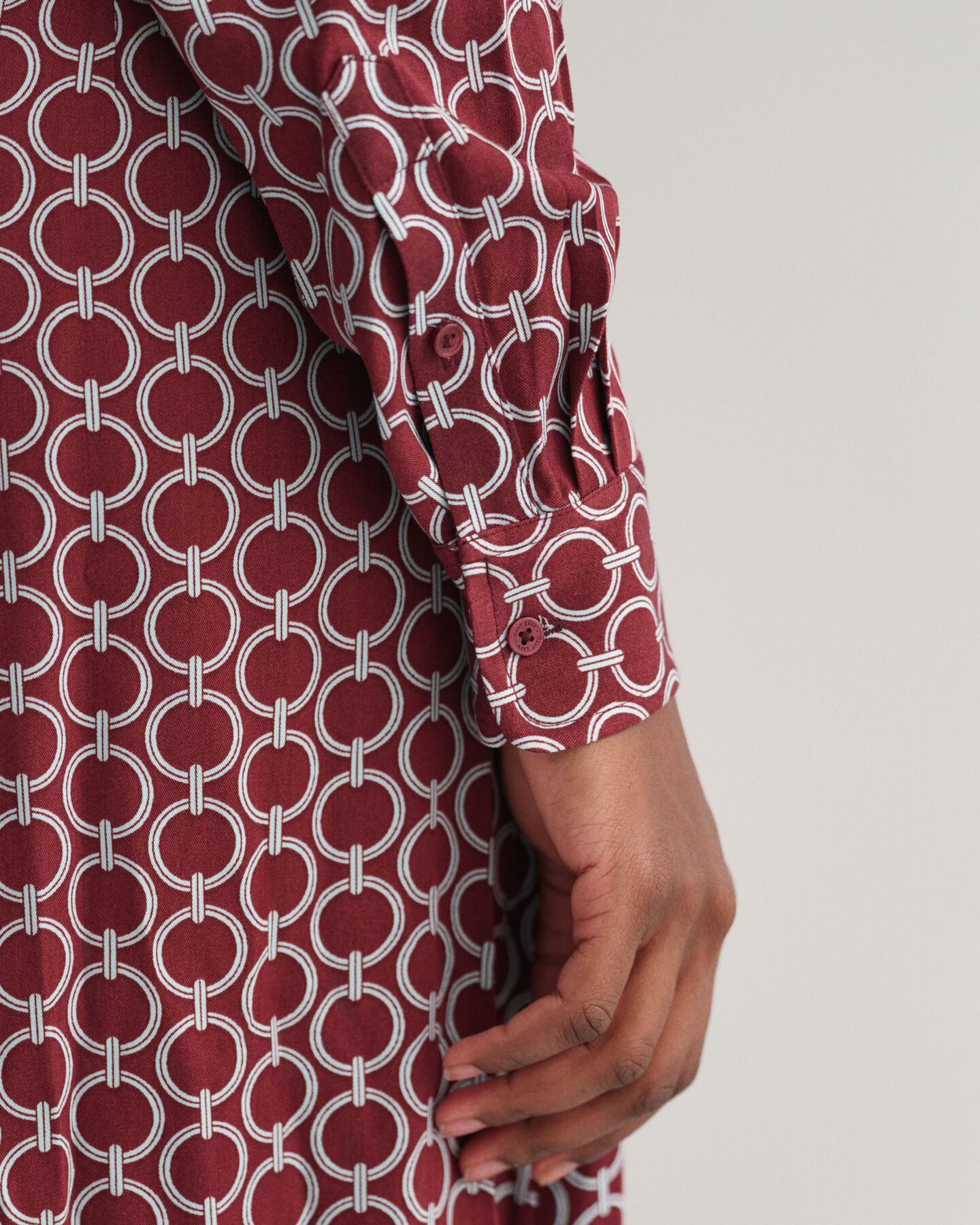 Slim fit ‑mitoitettu geometrisesti kuvioitu paitamekko