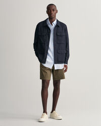 Regular&nbsp;fit ‑mitoitettu raidallinen pellavapaita