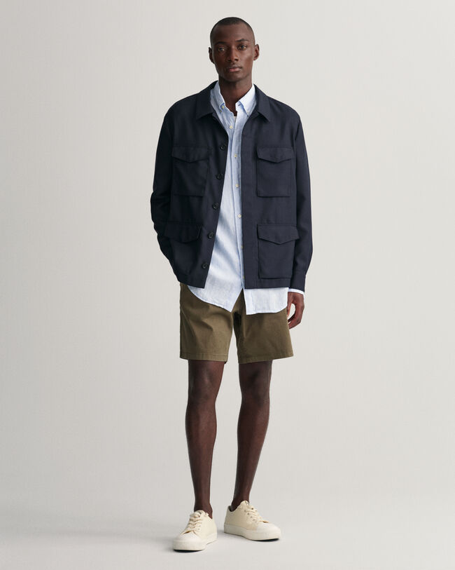 Regular&nbsp;fit ‑mitoitettu raidallinen pellavapaita