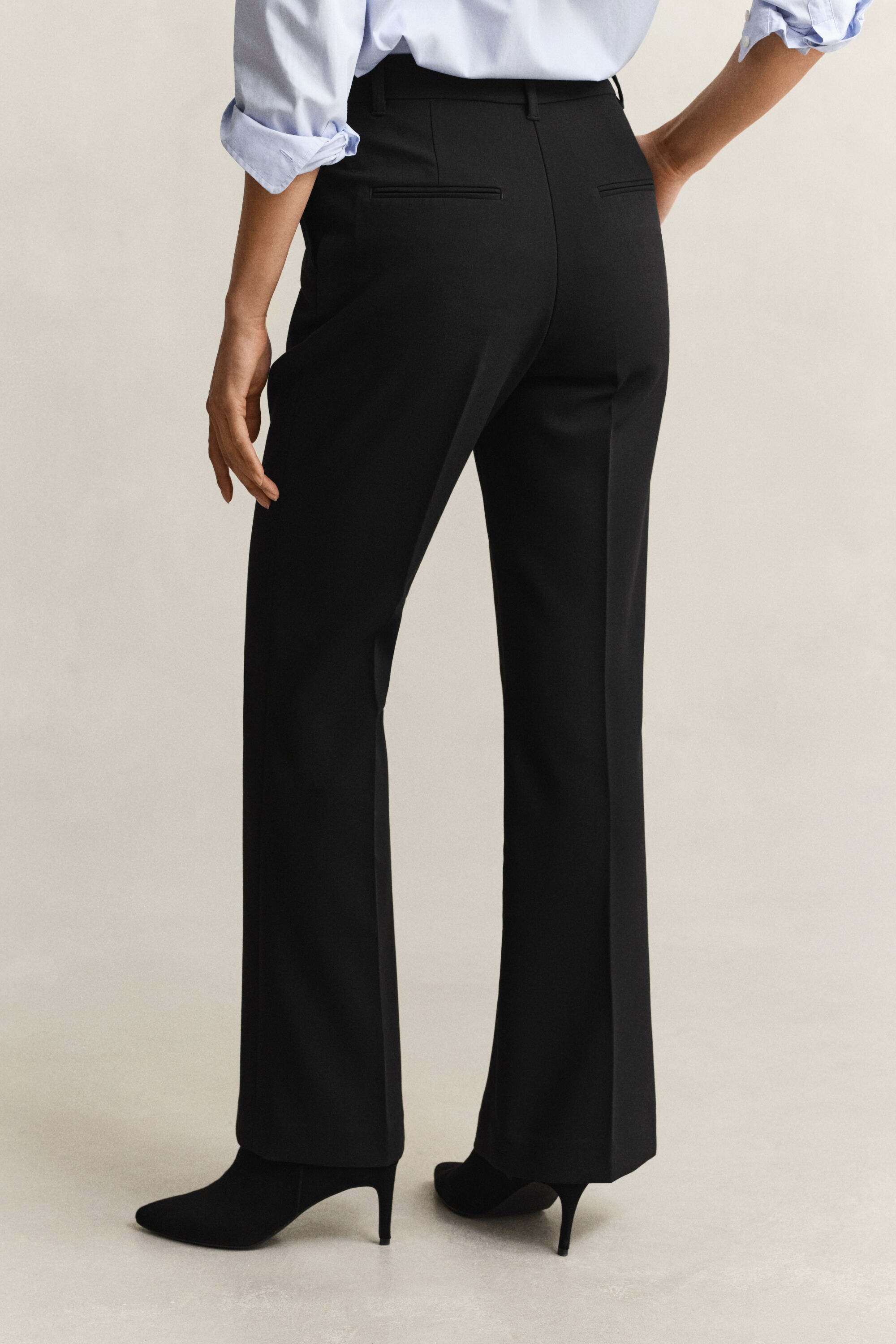 Slim fit ‑mitoitetut alaspäin levenevät housut
