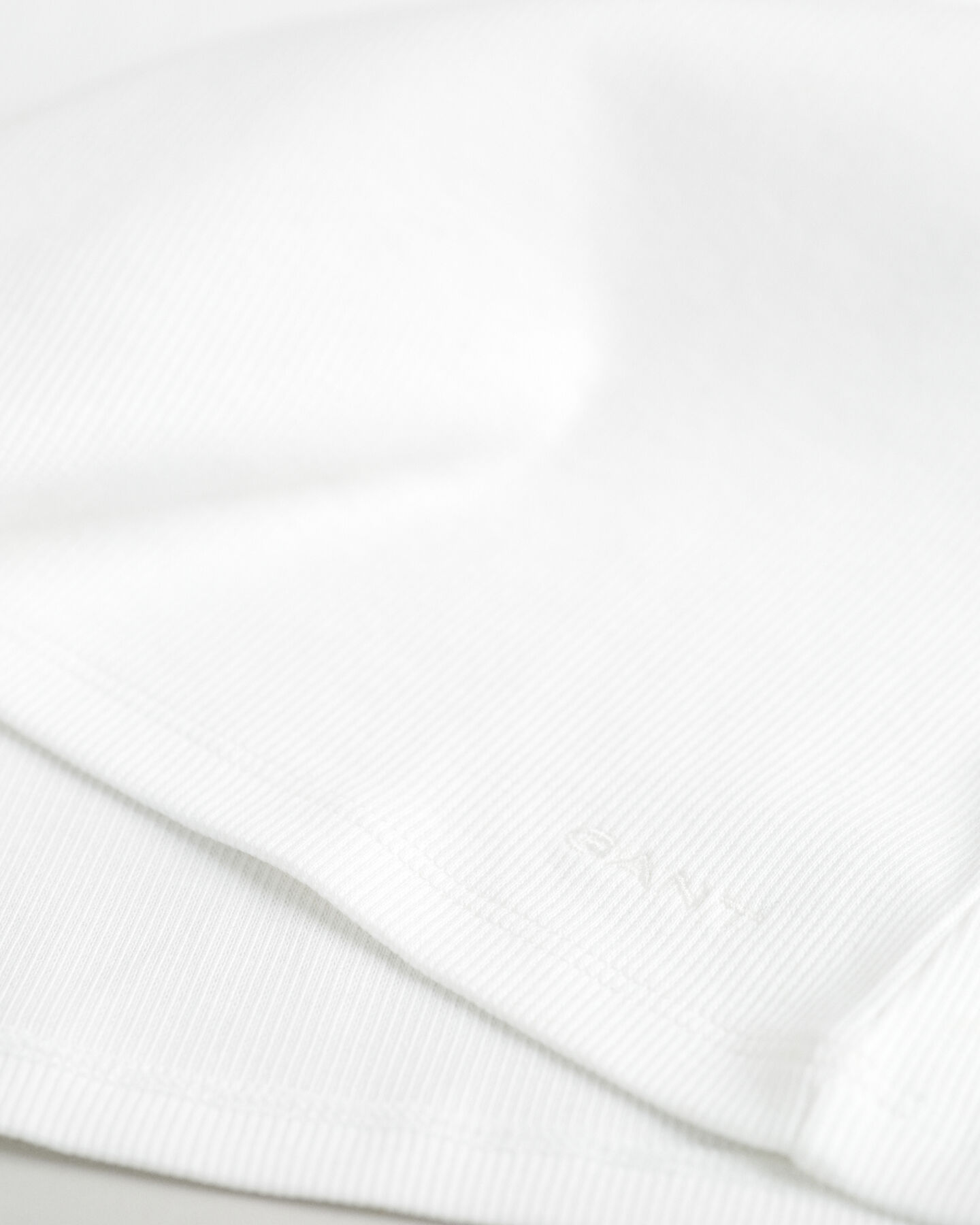 Slim&nbsp;fit ‑mitoitettu joustinneuletoppi