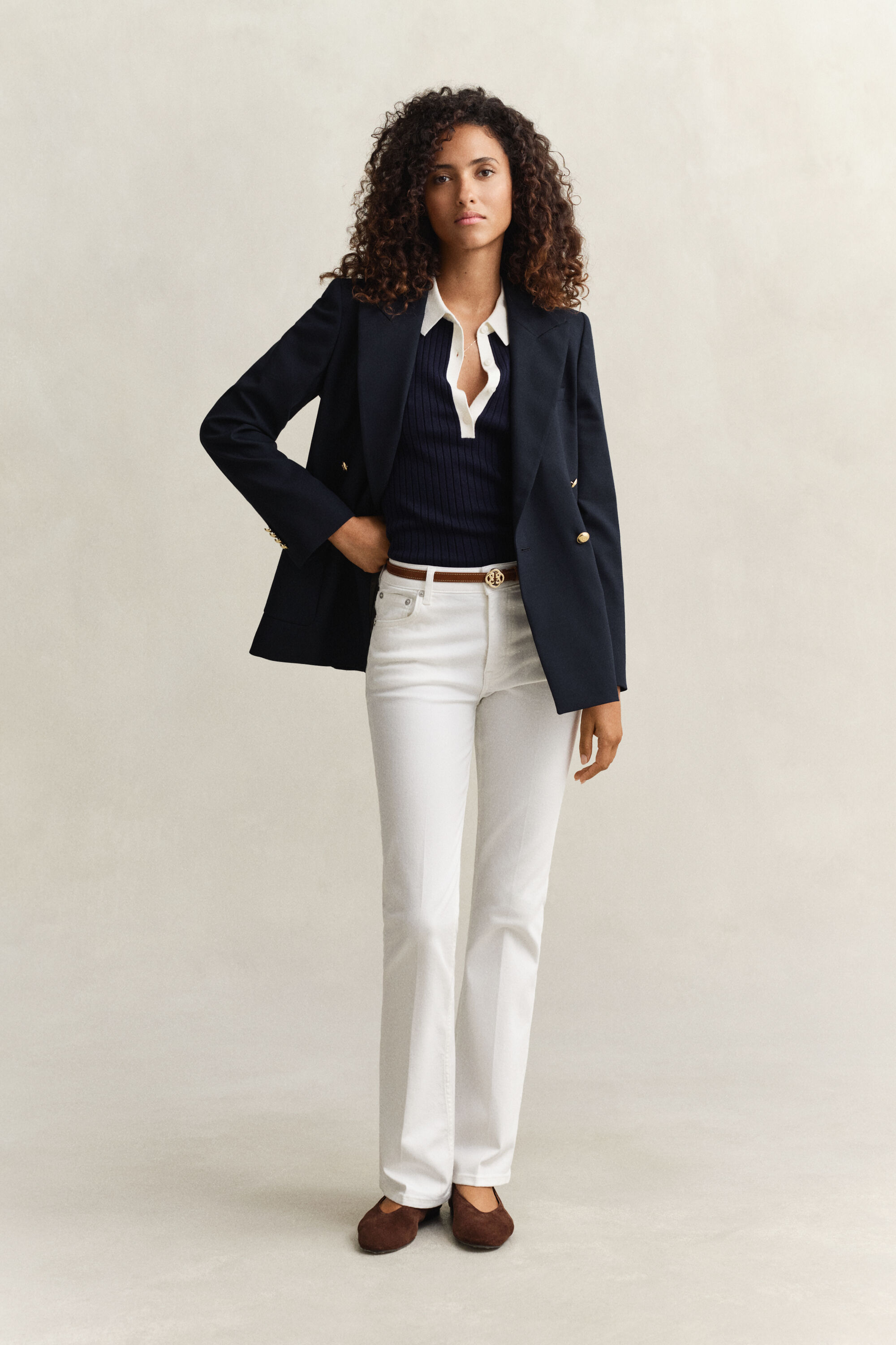 Joustavat alaspäin levenevät farkut