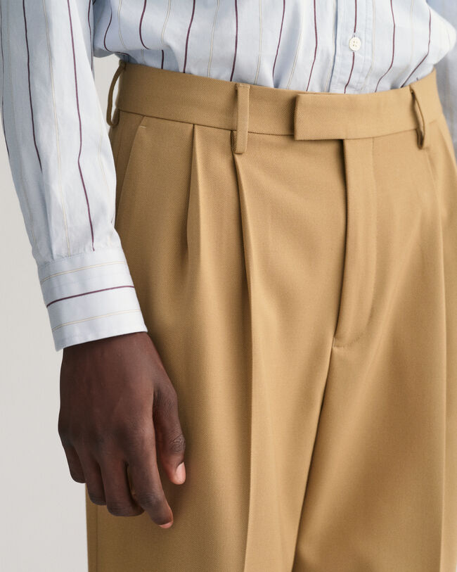 Leveälahkeiset laskoshousut