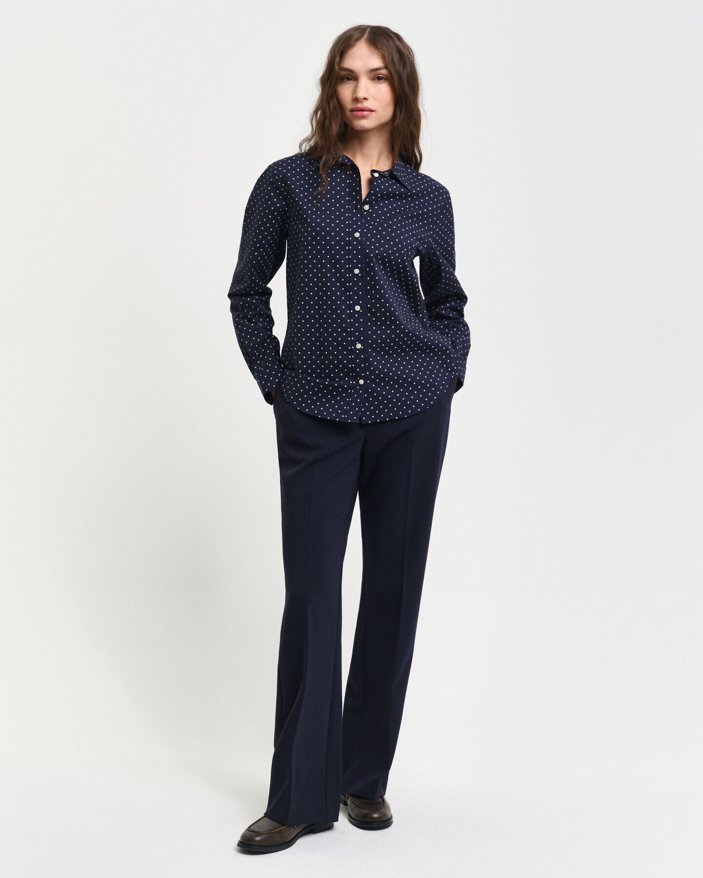 Regular fit ‑mitoitettu pilkullinen puuvillavoileepaita