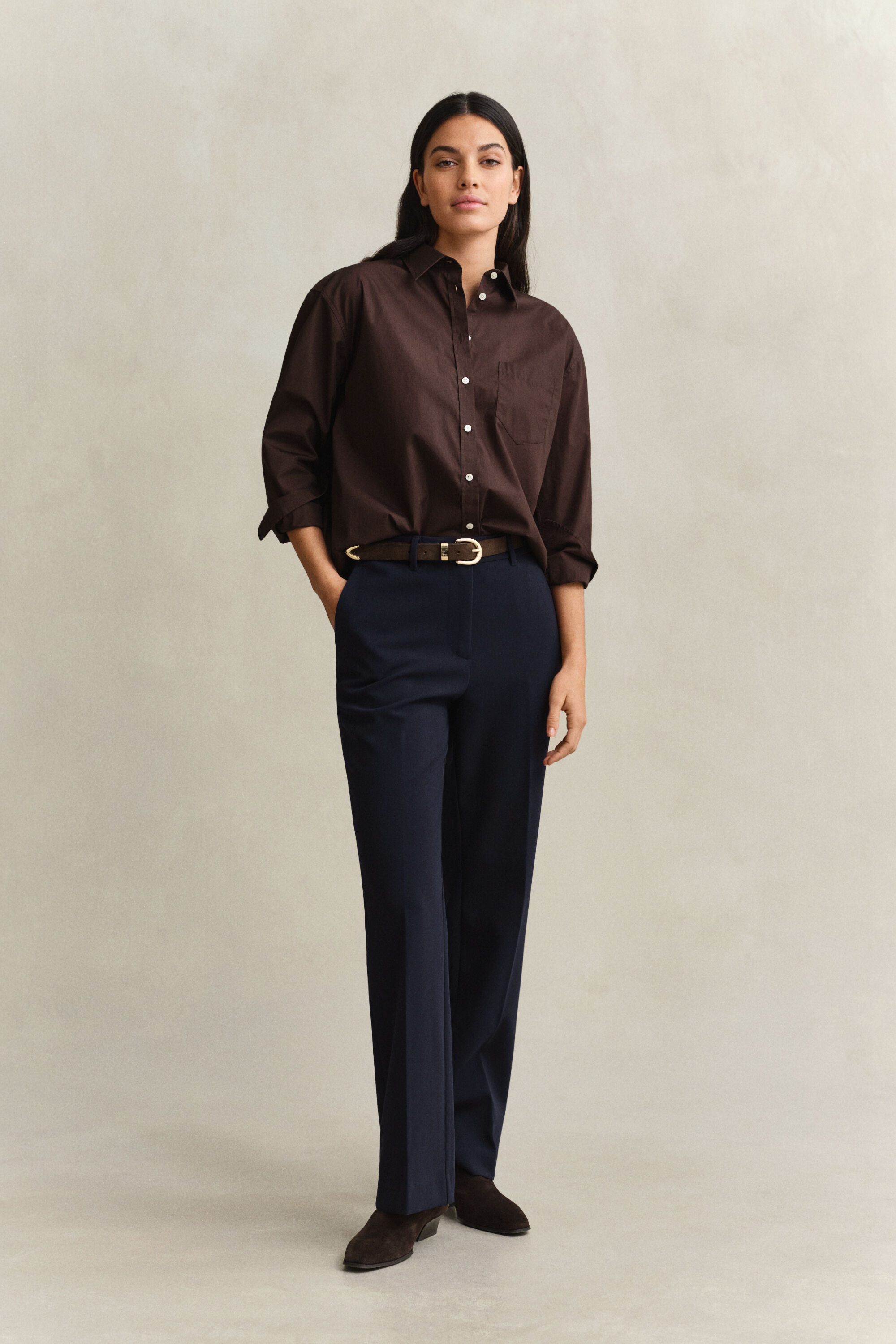 Slim fit ‑mitoitetut alaspäin levenevät housut
