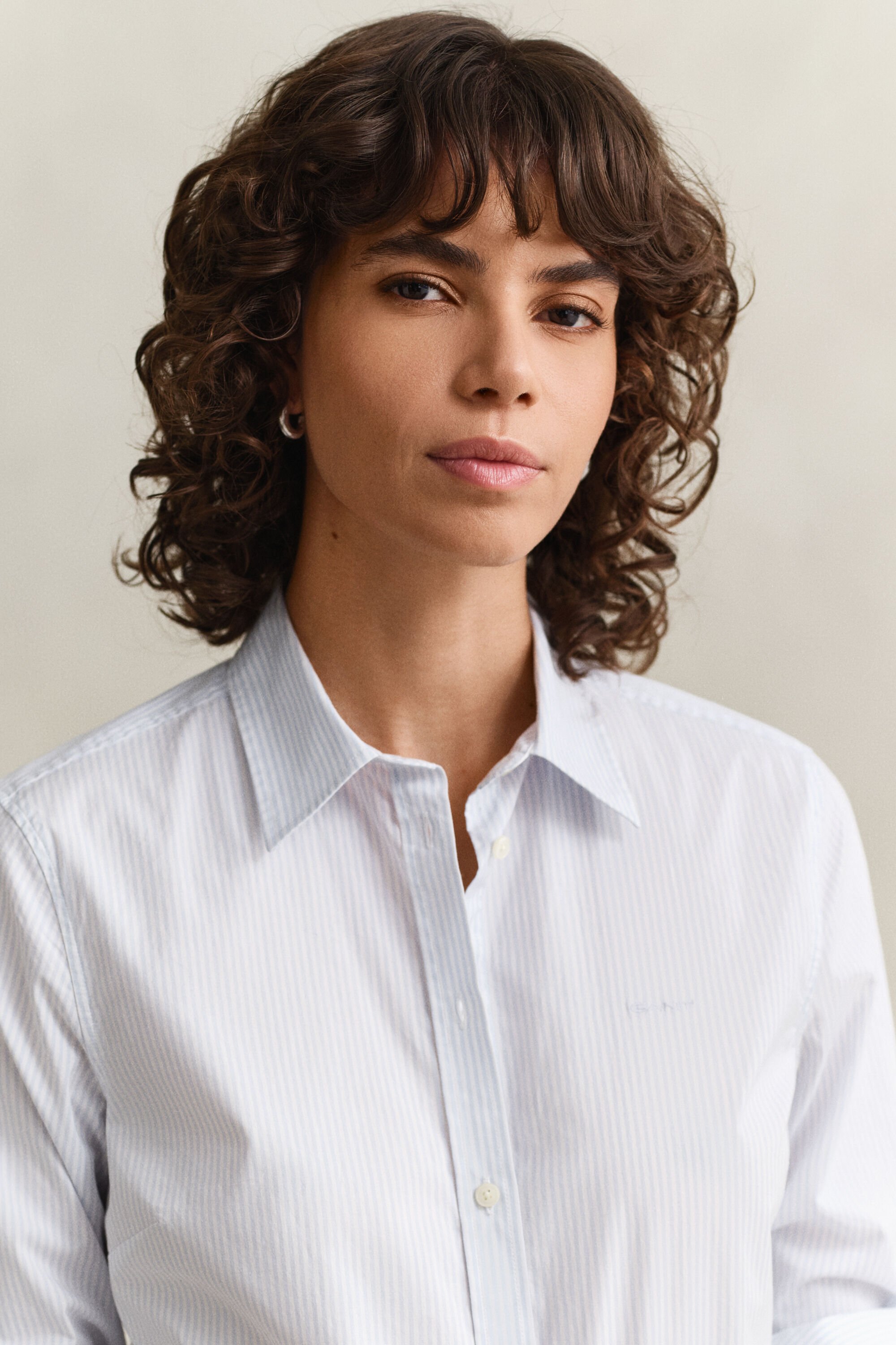 Slim fit ‑mitoitettu raidallinen popliinipaita