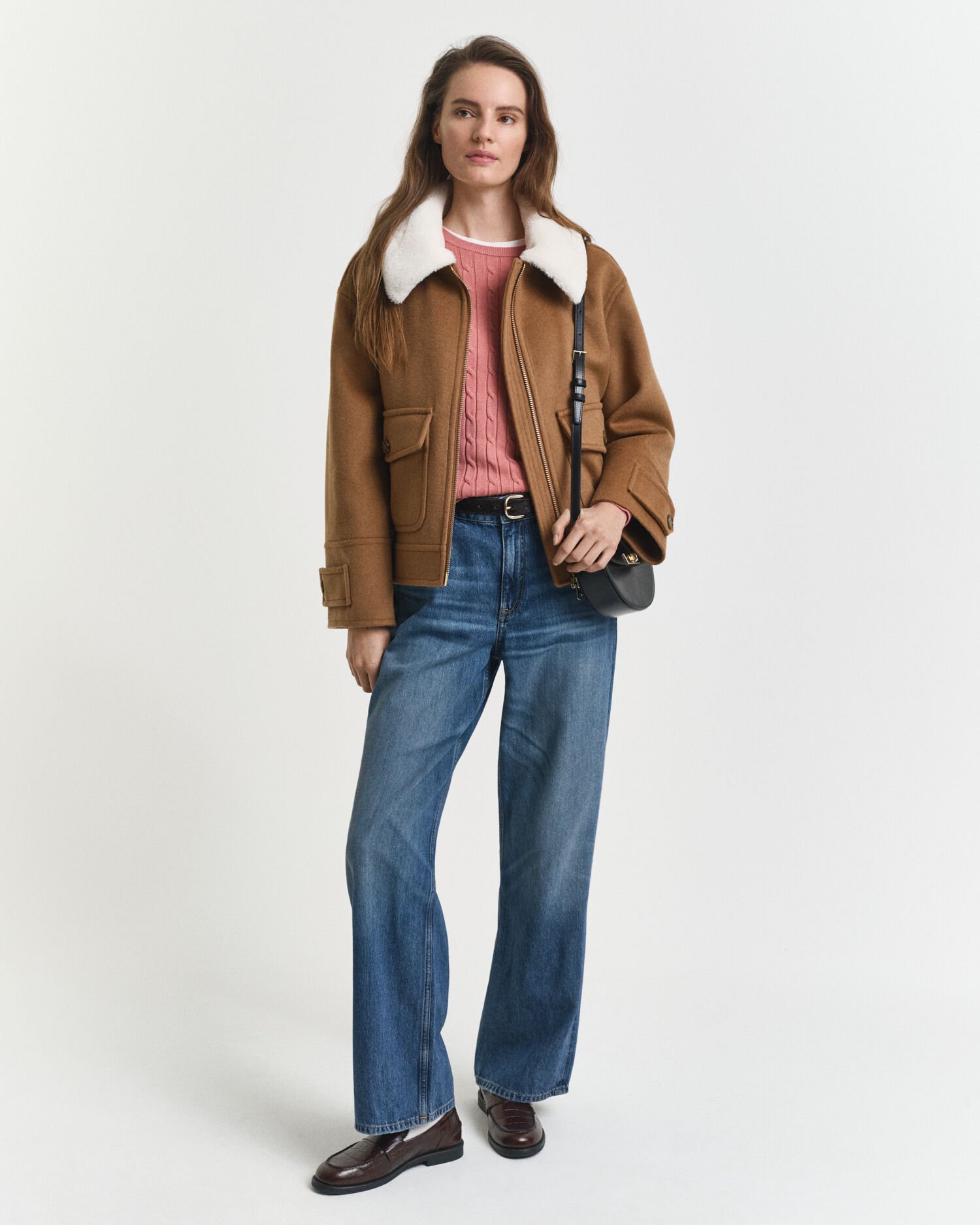 Palmikkoneule, jossa pyöreä pääntie