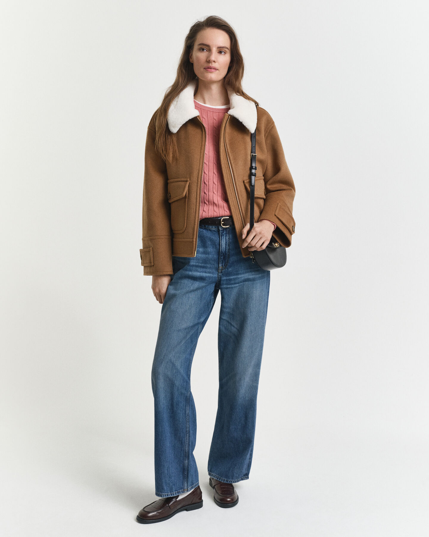 Joustopuuvillainen palmikkoneulepusero, jossa pyöreä pääntie