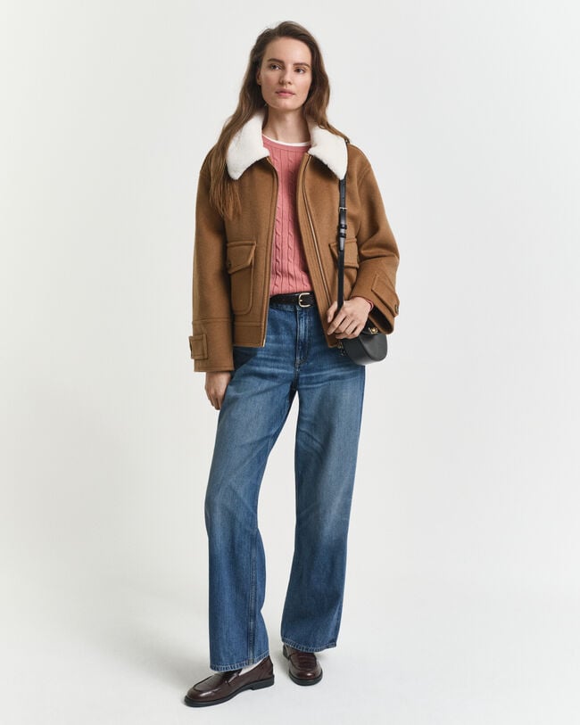 Joustopuuvillainen palmikkoneulepusero, jossa pyöreä pääntie