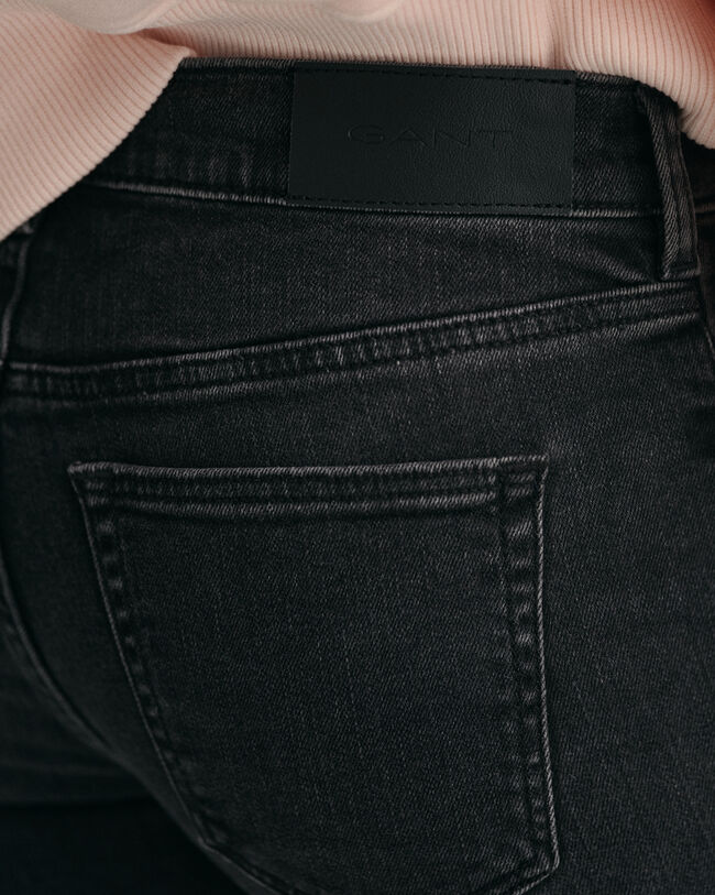 Teen Girls ‑malliston eritt&auml;in kapealahkeiset farkut