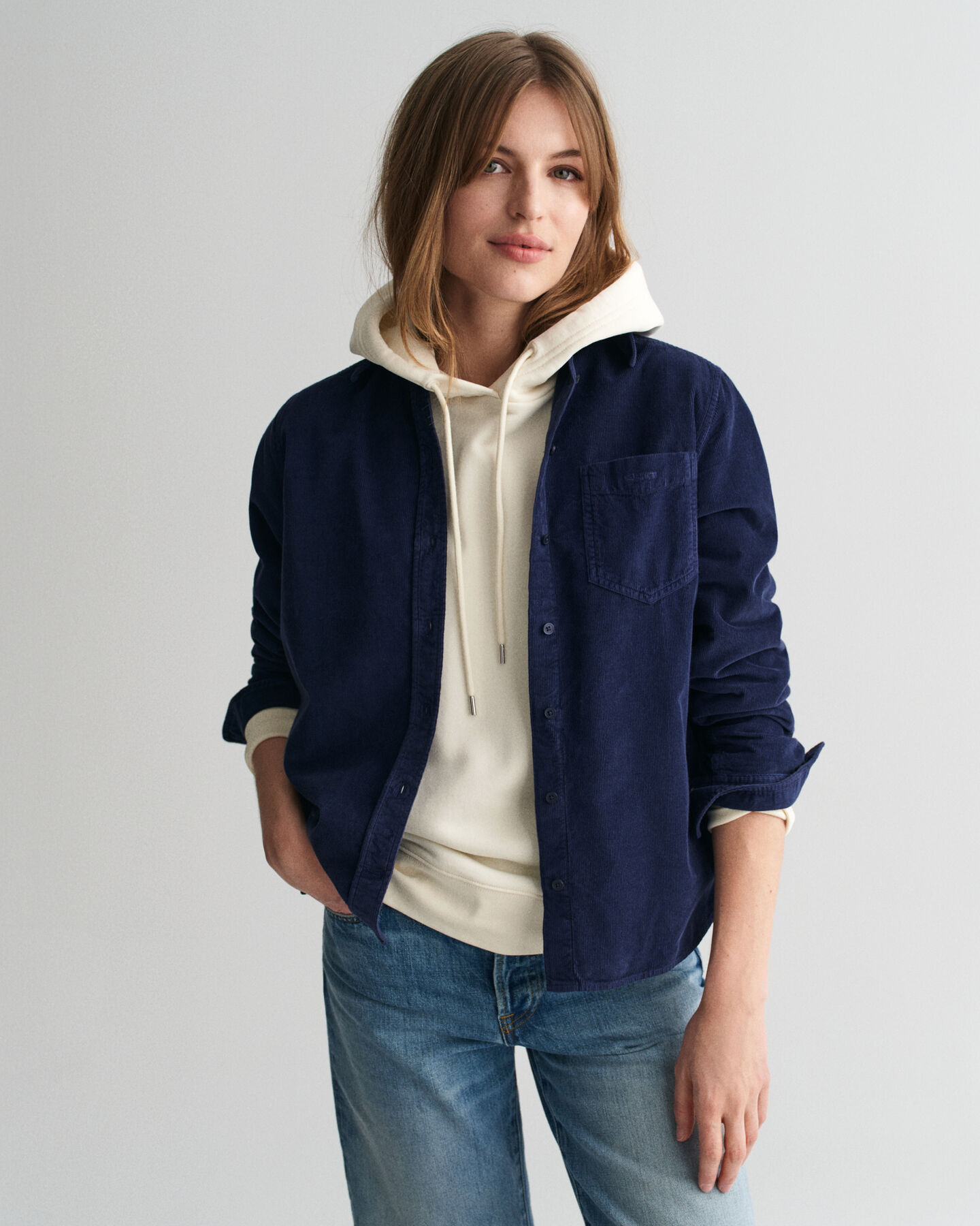 Regular fit ‑mitoitettu vakosamettipaita