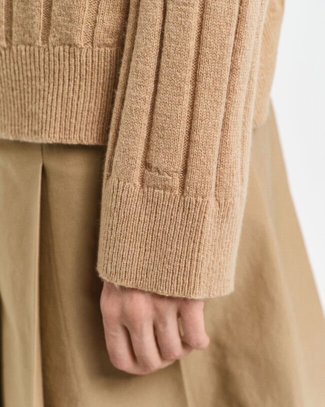 Pystykauluksinen villainen joustinneulepusero