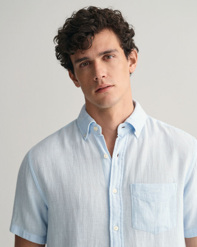 Regular&nbsp;fit ‑mitoitettu lyhythihainen kohopintainen puuvilla-pellavapaita