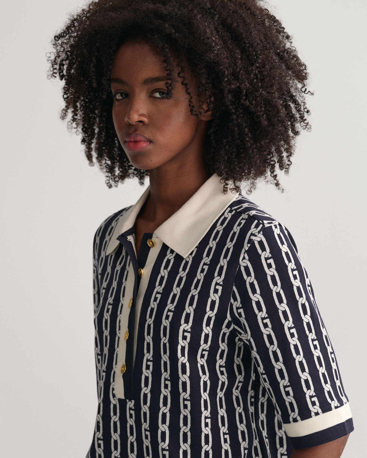 Puolipitkill&auml; hihoilla varustettu Chain-jakardipikeepaita