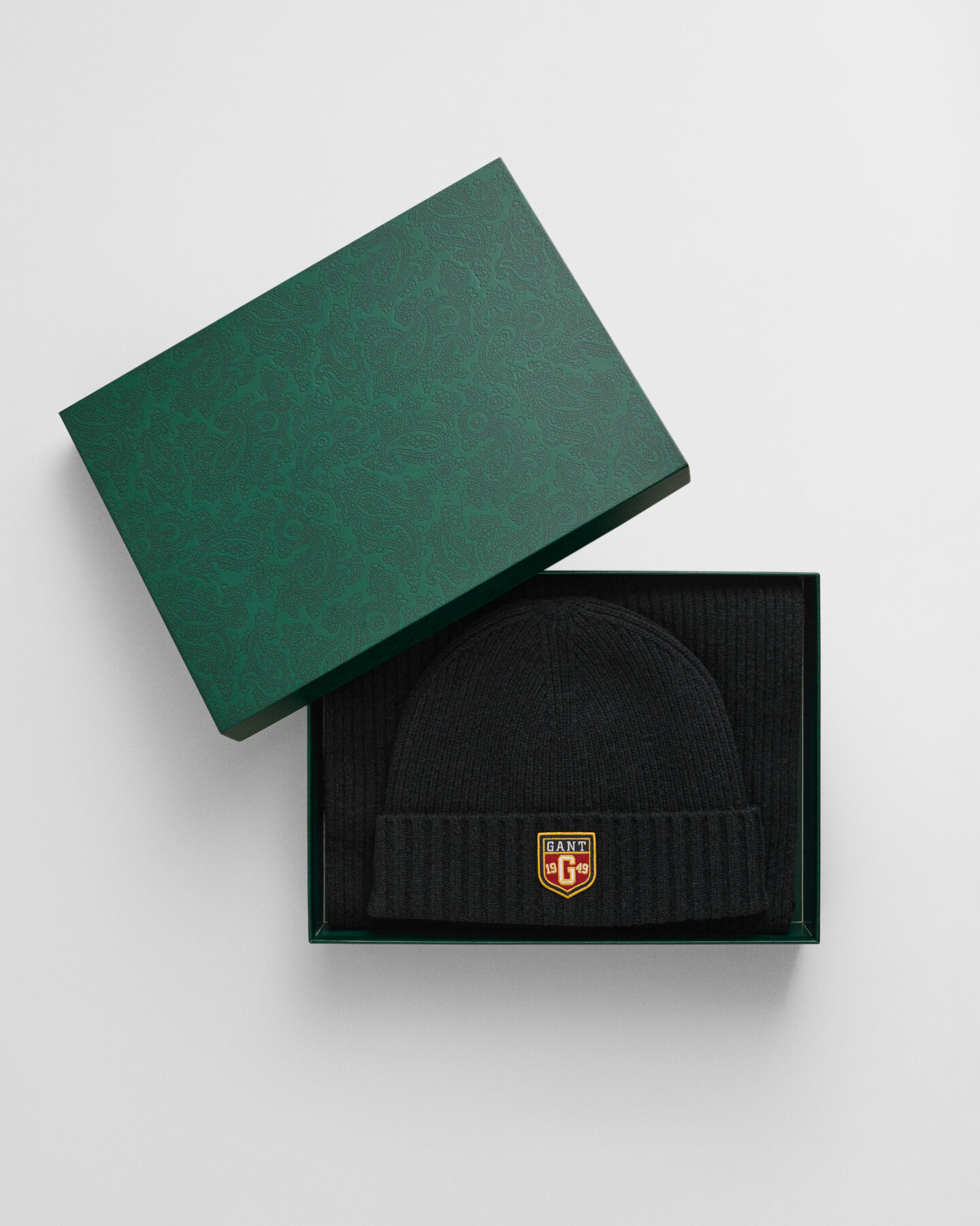 Badge-villapipo ja ‑kaulaliina lahjapakkauksessa