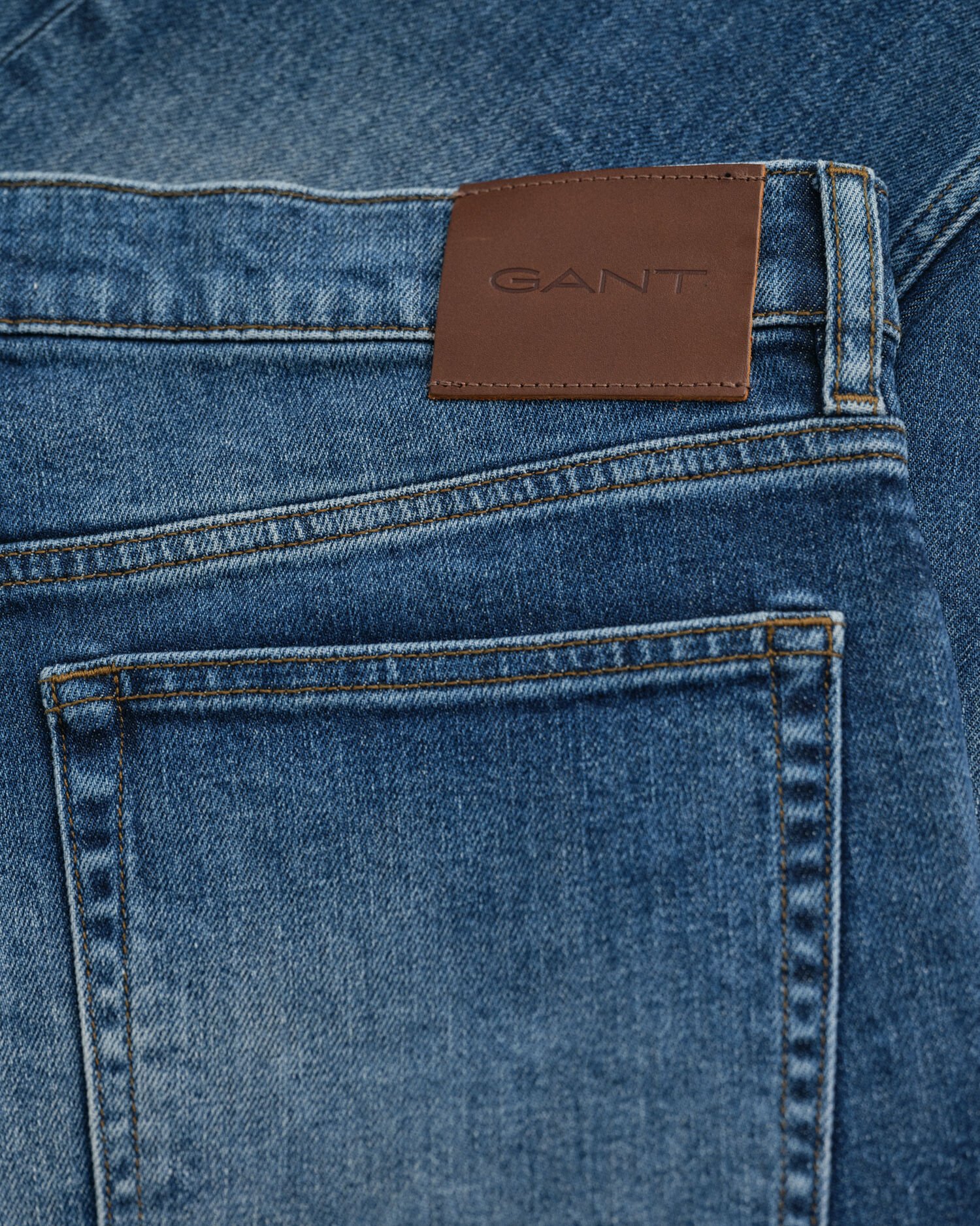 Regular fit ‑mitoitetut farkut