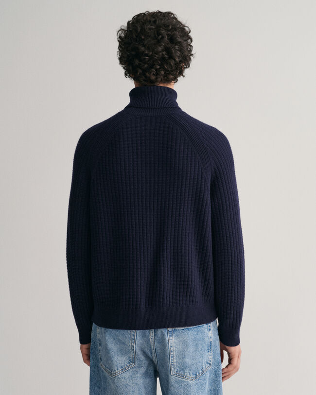 Kohopintainen pooloneule