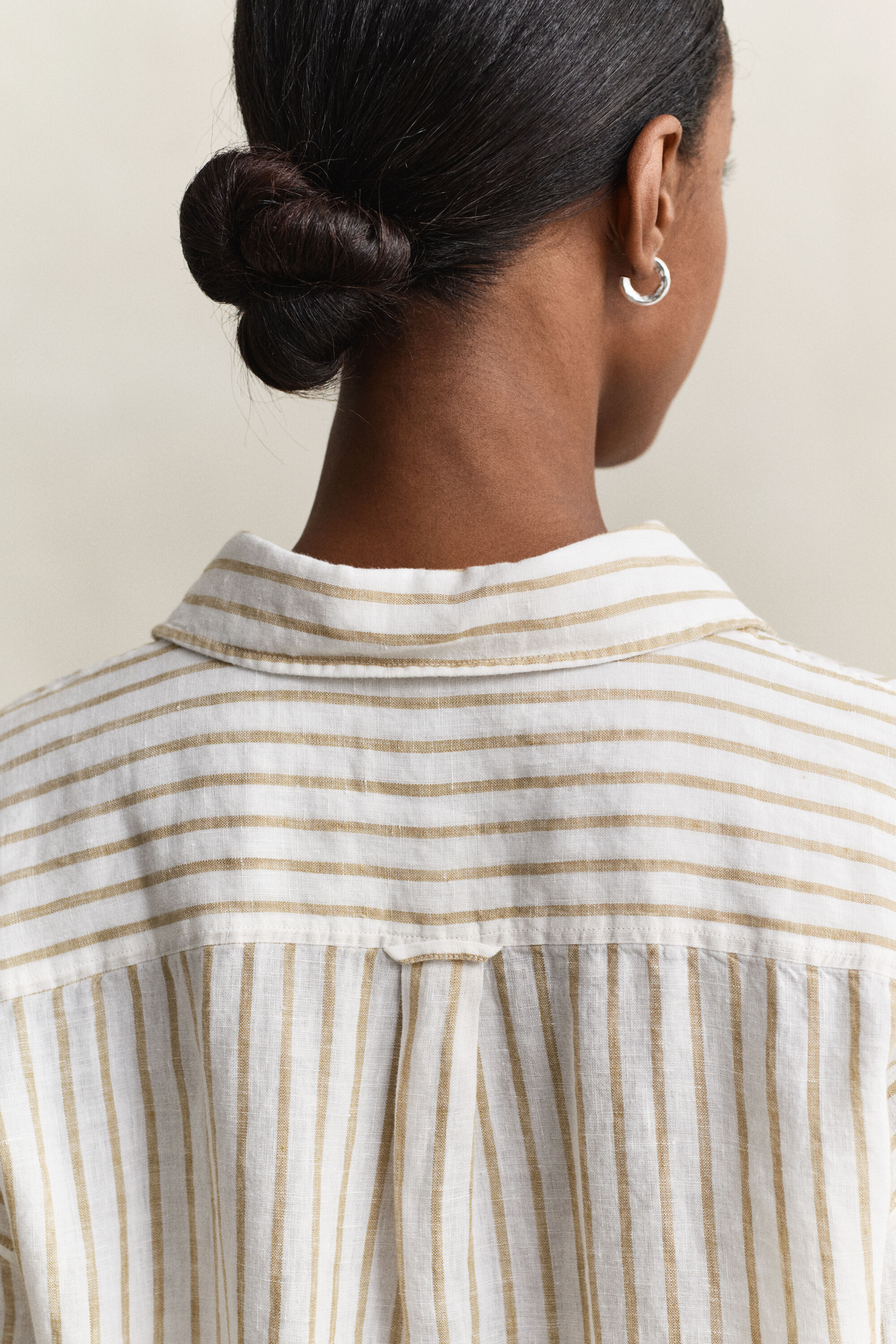 Relaxed fit ‑mitoitettu raidallinen pellavapaita