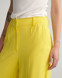 Leveälahkeiset housut