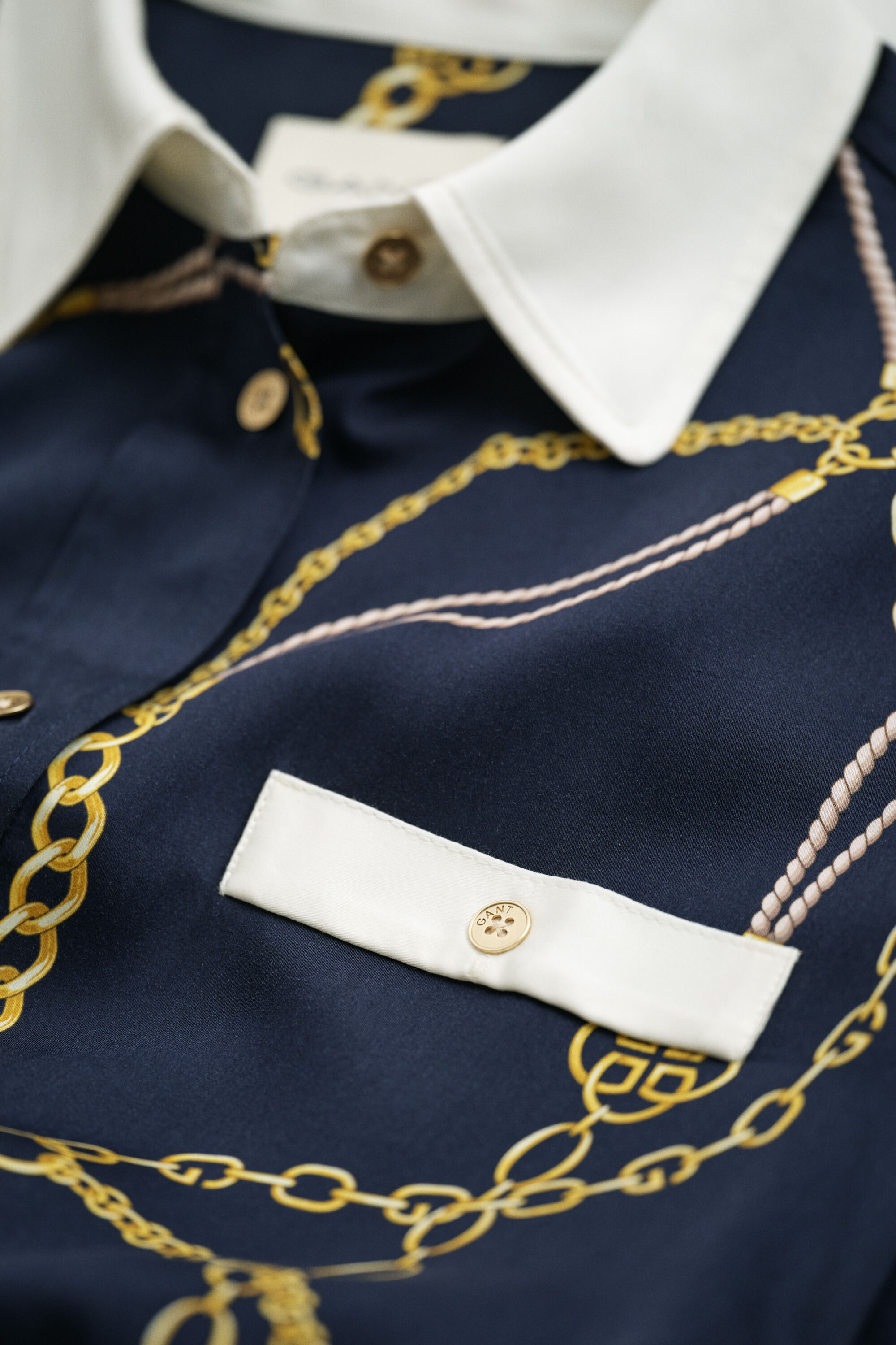 Kontrastivärinen paitamekko