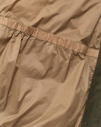 Paksu keskipitkä untuvatakki