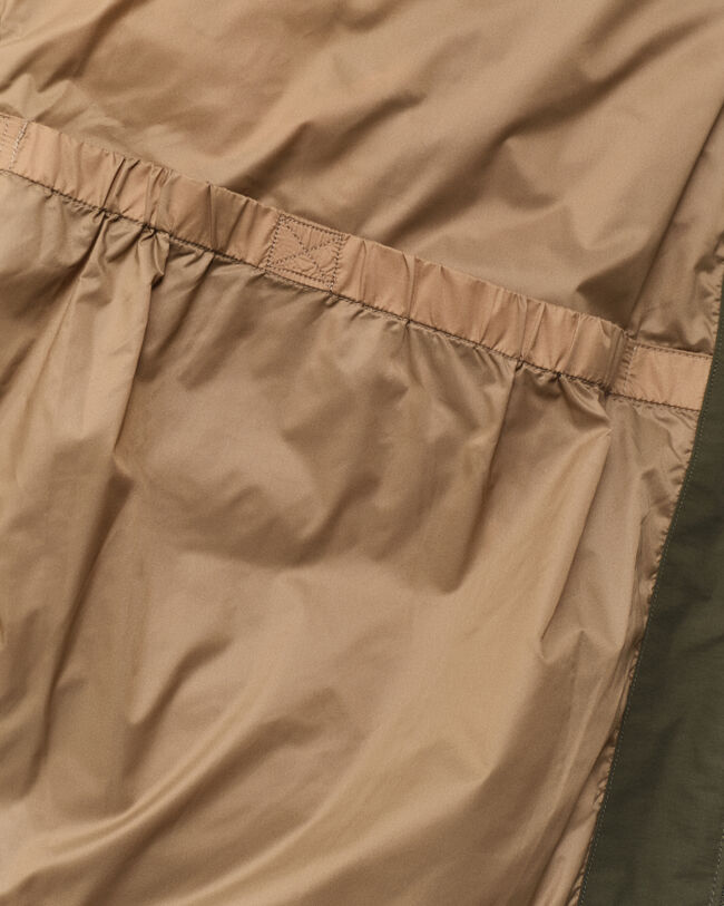 Paksu keskipitkä untuvatakki