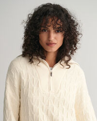 Kalanruotokuvioinen neulepusero, jossa vetoketjullinen pääntie