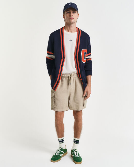 Regular&nbsp;fit ‑mitoitetut pellavaiset reisitaskushortsit