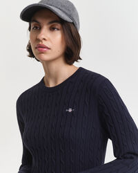 Joustopuuvillainen palmikkoneulemekko, jossa pyöreä pääntie