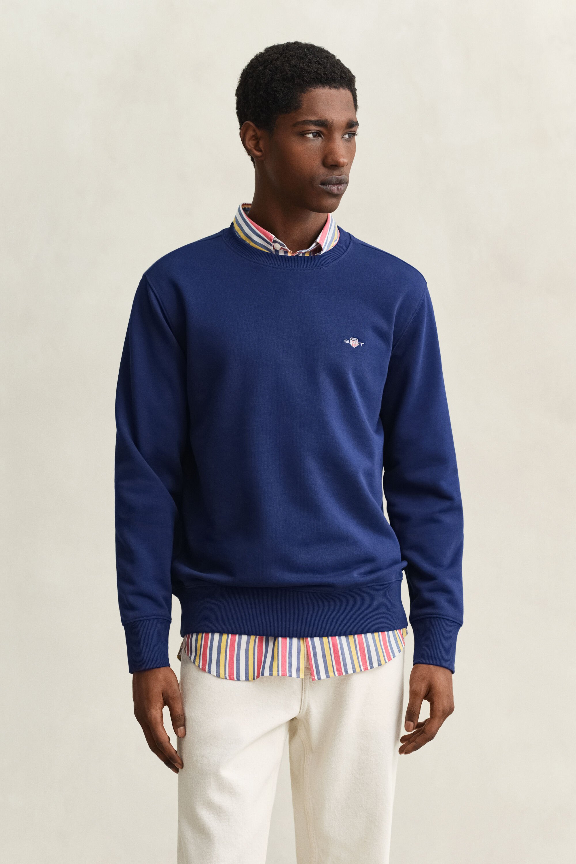 Shield-collegepaita, jossa pyöreä pääntie