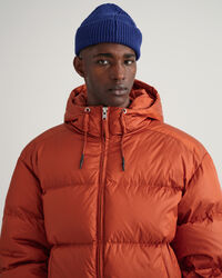 Kiiltävä toppatakki