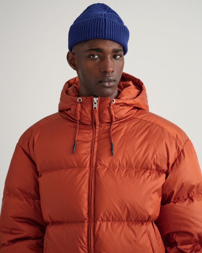 Kiiltävä toppatakki