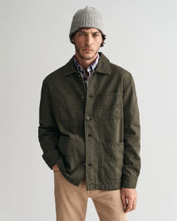 Valmiiksi ommeltuna värjätty päällyspaita