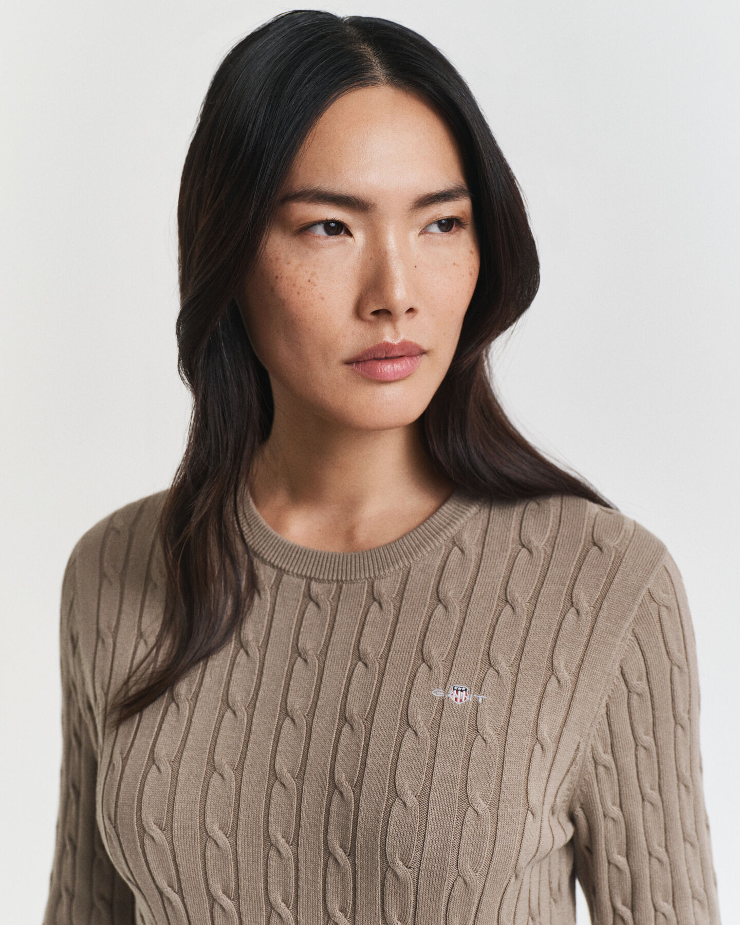 Joustopuuvillainen palmikkoneulemekko, jossa pyöreä pääntie