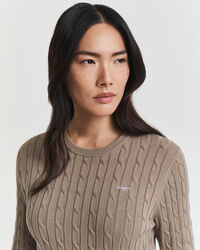 Joustopuuvillainen palmikkoneulemekko, jossa pyöreä pääntie