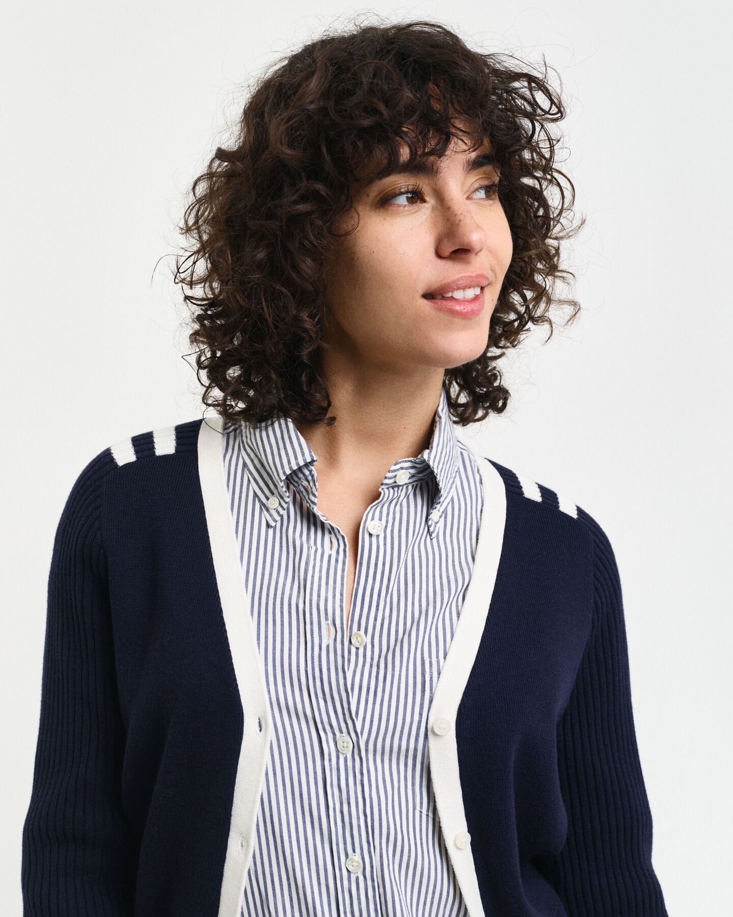 Kontrastiv&auml;rinen neuletakki, v‑p&auml;&auml;ntie