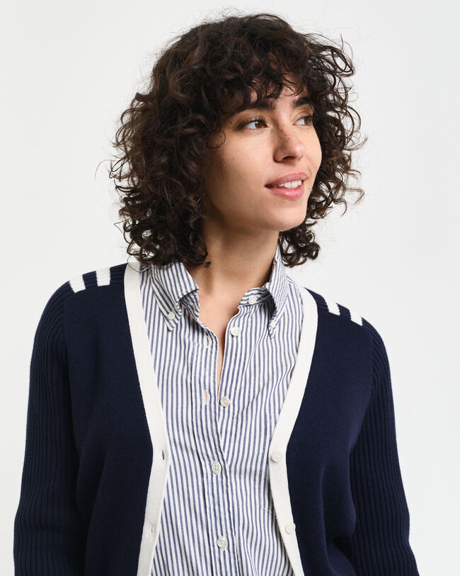 Kontrastiv&auml;rinen neuletakki, v‑p&auml;&auml;ntie