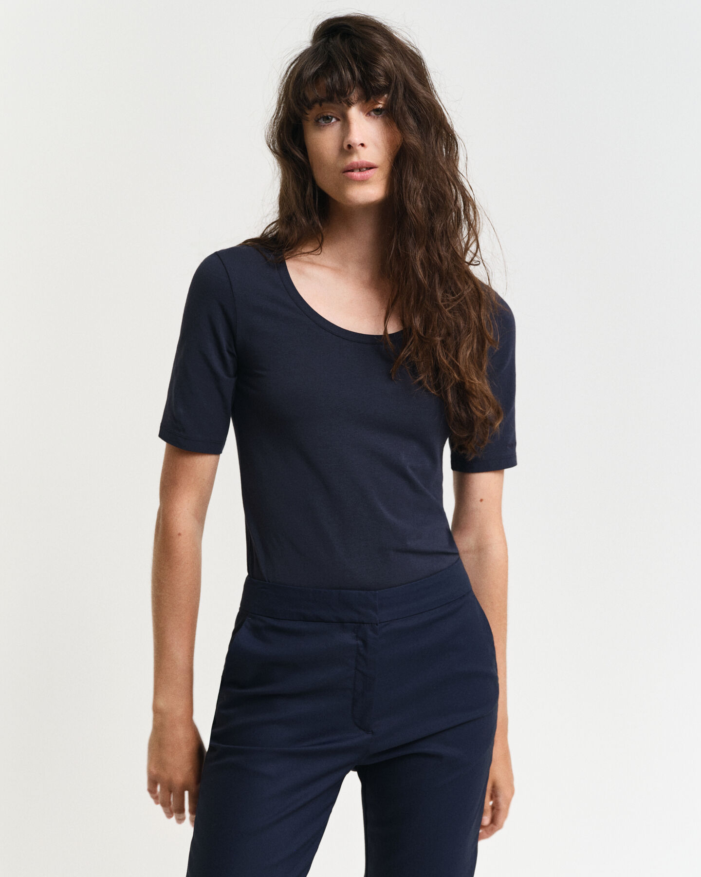 Syvään uurrettu pusero