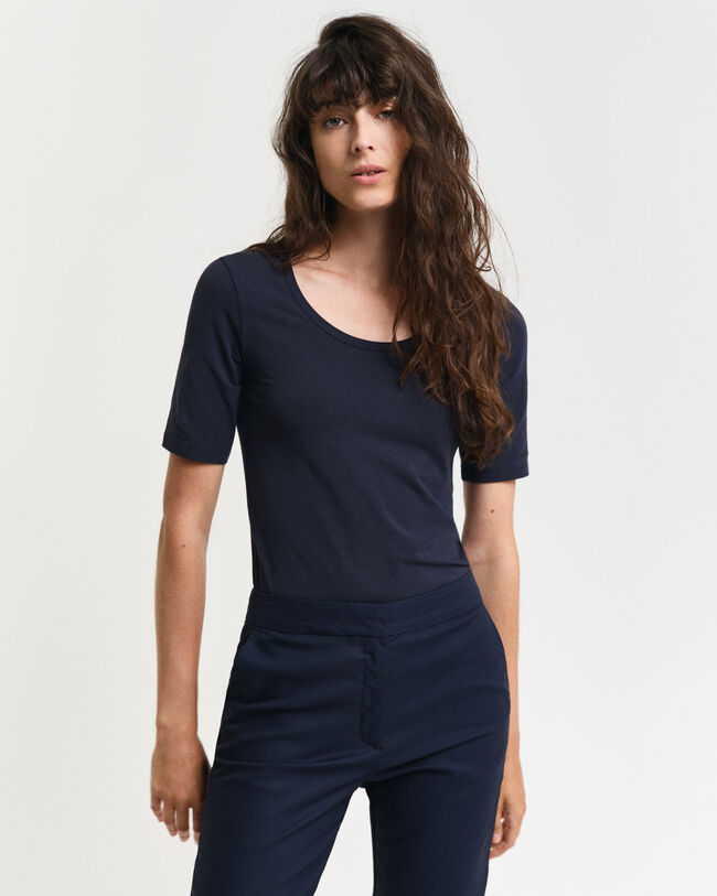 Syvään uurrettu pusero