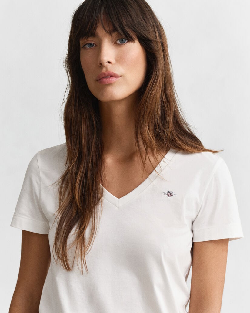 Shield-t‑paita, jossa v-pääntie