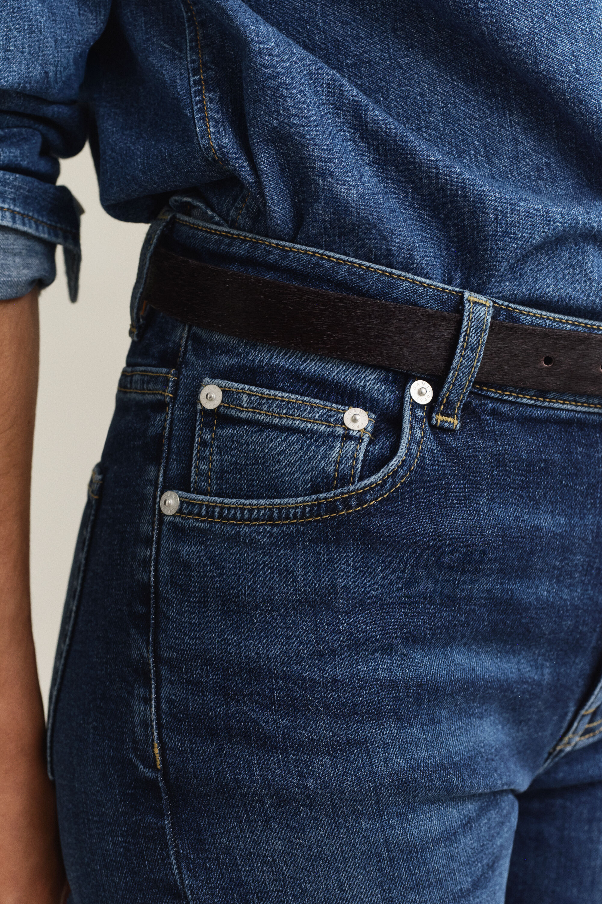 Joustavat alaspäin levenevät farkut