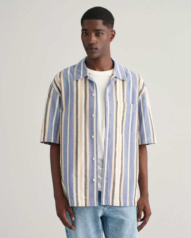 Relaxed&nbsp;fit ‑mitoitettu leve&auml;raitainen lyhythihainen paita