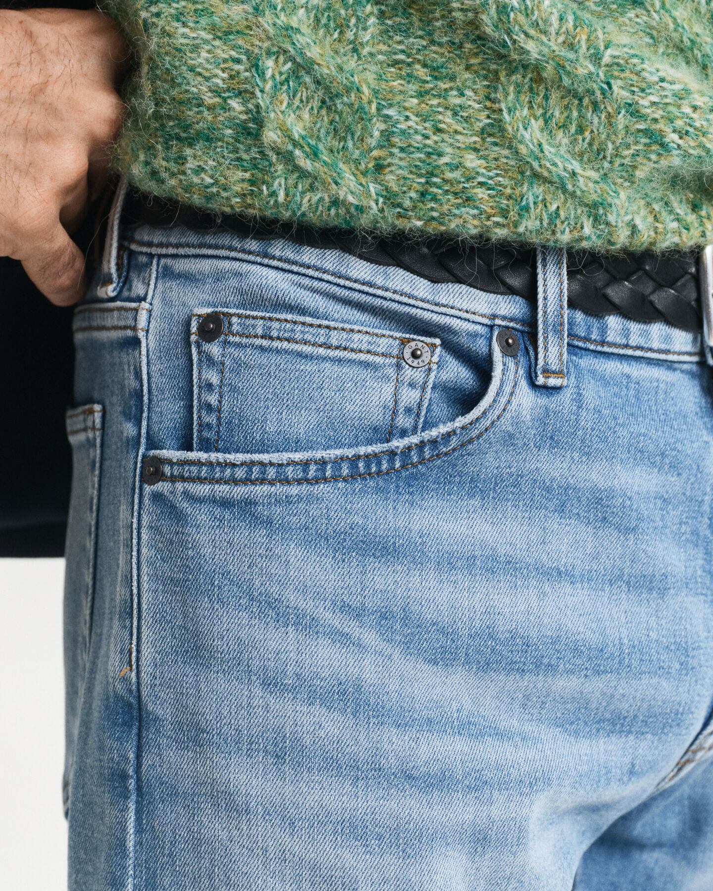 Regular fit ‑mitoitetut farkut