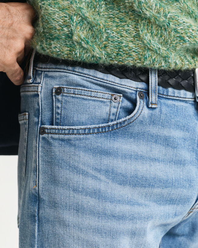 Regular fit ‑mitoitetut farkut