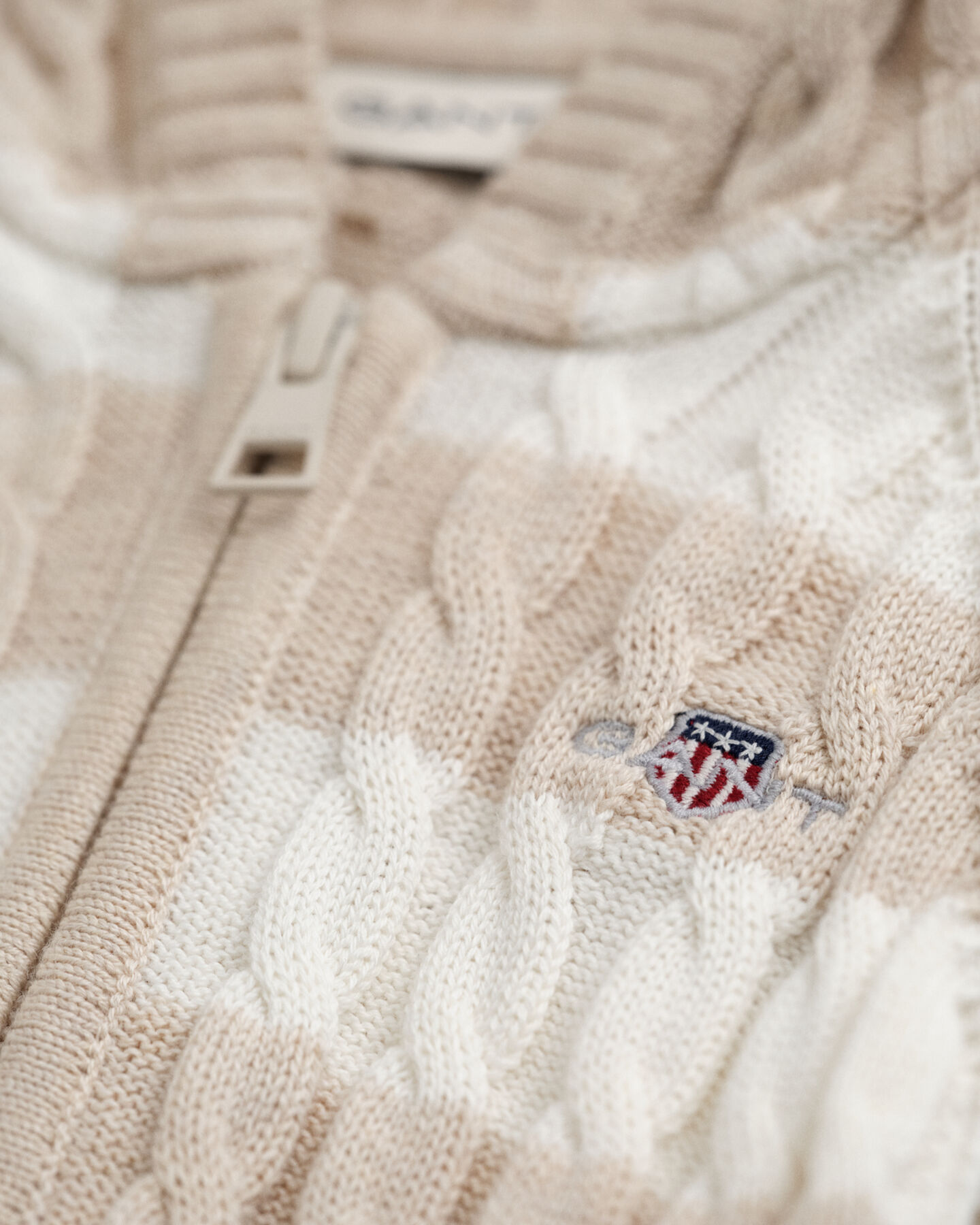 Baby-malliston raidallinen puuvillainen palmikkoneulehaalari