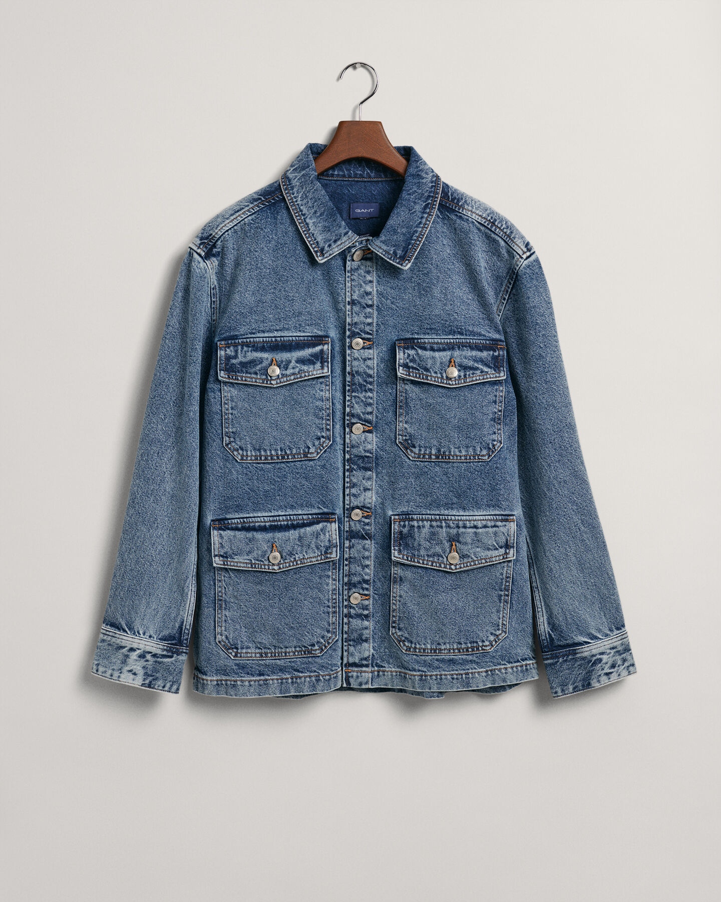 Valmiina v&auml;rj&auml;tty farkkukankainen p&auml;&auml;llyspaita