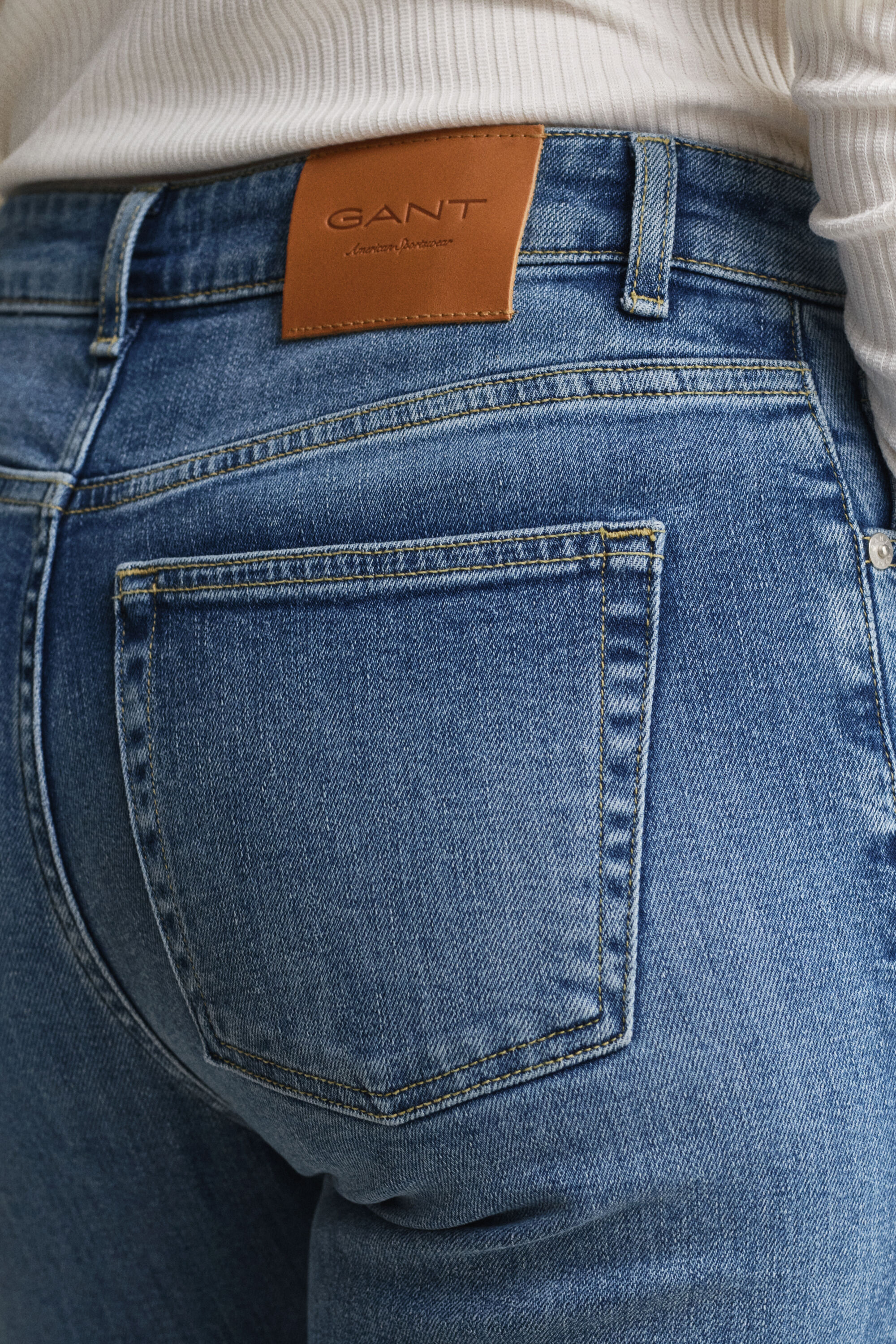 Slim fit -mitoitetut alaspäin levenevät joustofarkut