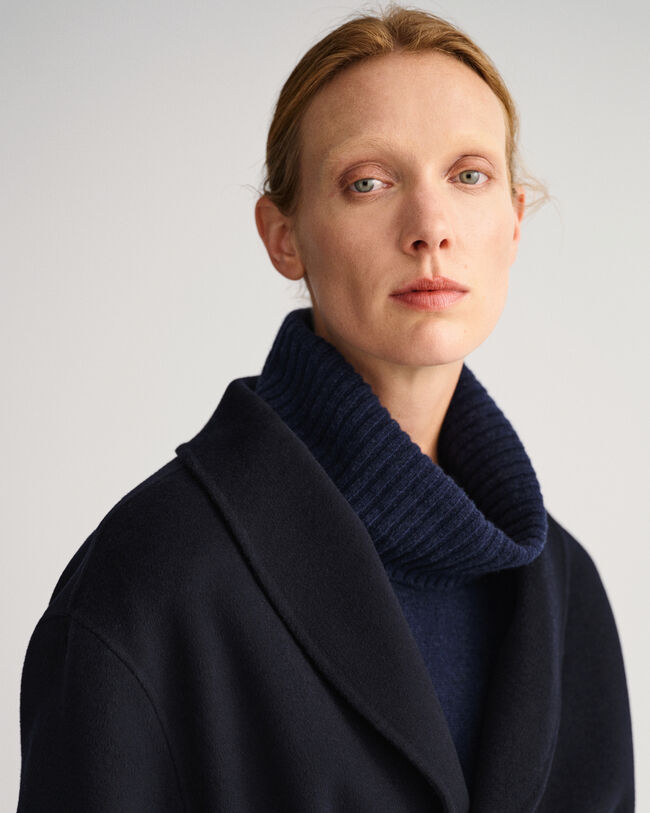 Käsin tikattu bleiseri vyöllä