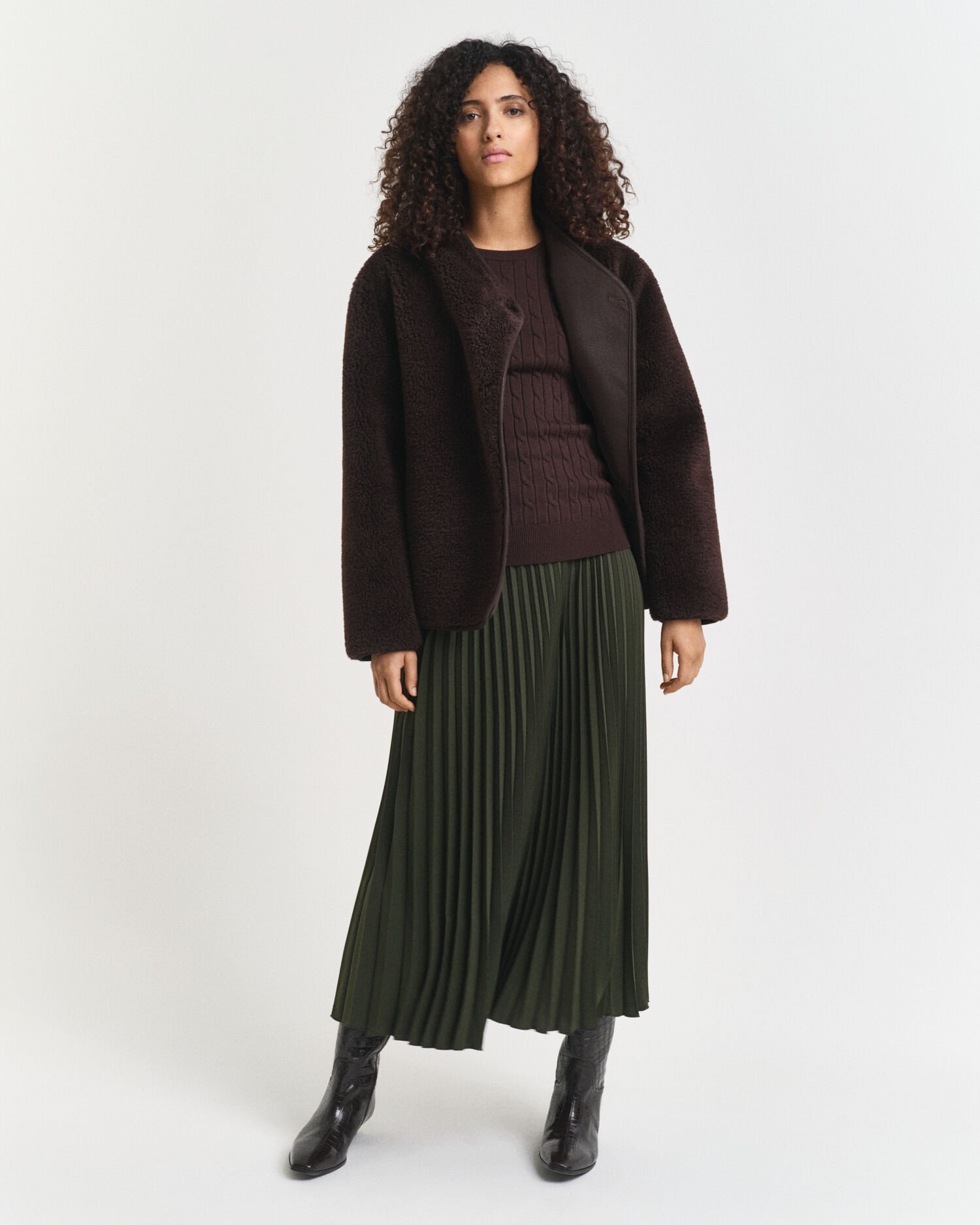 Palmikkoneule, jossa pyöreä pääntie